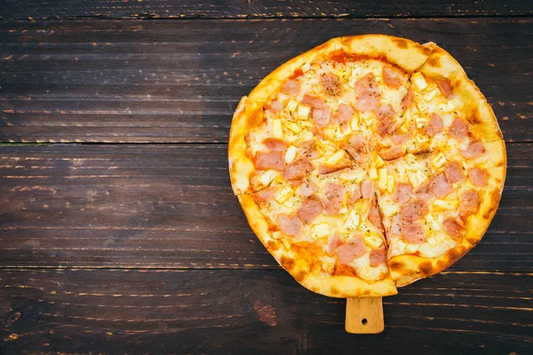 Pizza Havaiana Fundo Madeira — Fotografia de Stock
