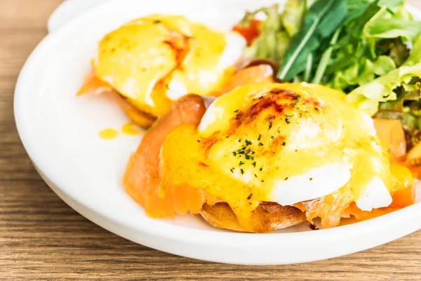 Ägg Benedict med rökt lax — Stockfoto