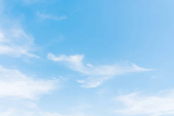 Hermosa Nube Blanca Sobre Fondo Azul Del Cielo — Foto de Stock