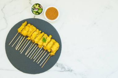 Tavuk satay soslu siyah arduvaz kaplamak üzerinde