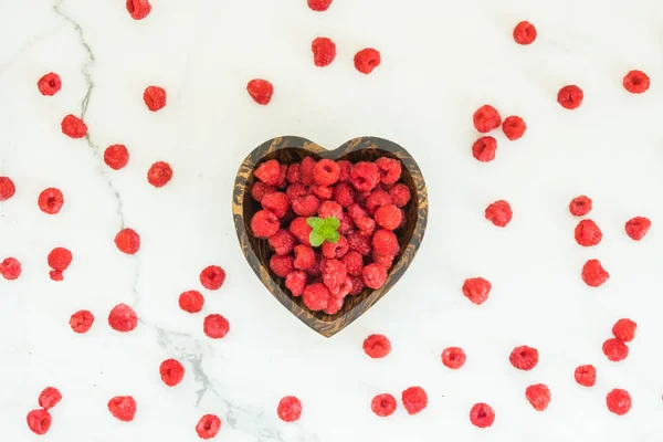 Kırmızı Rasberries Meyve Masada Ahşap Kase — Stok fotoğraf
