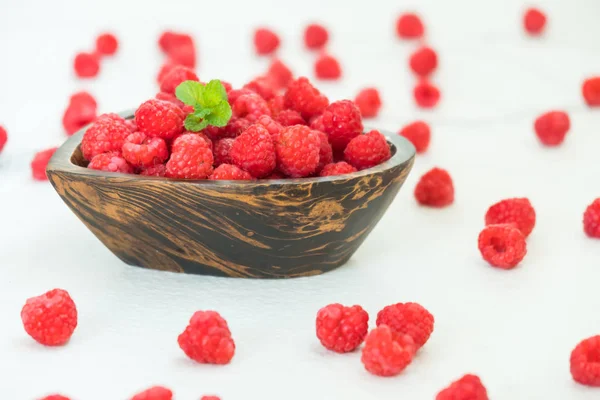 Κόκκινο Rasberries Φρούτων Ξύλινο Μπολ Στο Τραπέζι — Φωτογραφία Αρχείου