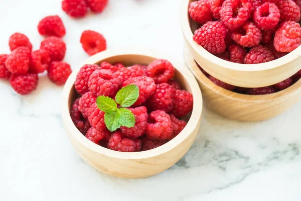 Frutta Lamponi Rossi Ciotola Legno Sul Tavolo — Foto Stock