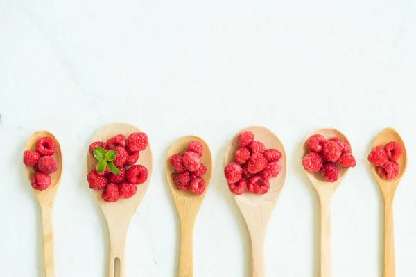 Rote Himbeeren Früchte Löffel Auf Dem Tisch — Stockfoto