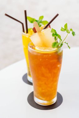 Plaj ve deniz ile cam içme buzlu kokteyller