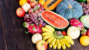 Kopya alanı - sağlıklı gıda kavramı ile ahşap arka plan üzerinde çeşitli ve karışık meyve