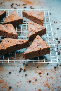 Şekerli tatlı siyah taş zemin üzerine çikolatalı kek ile