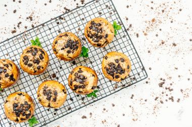 Şekerli tatlı çikolatalı taş beyaz arka plan üzerinde ile