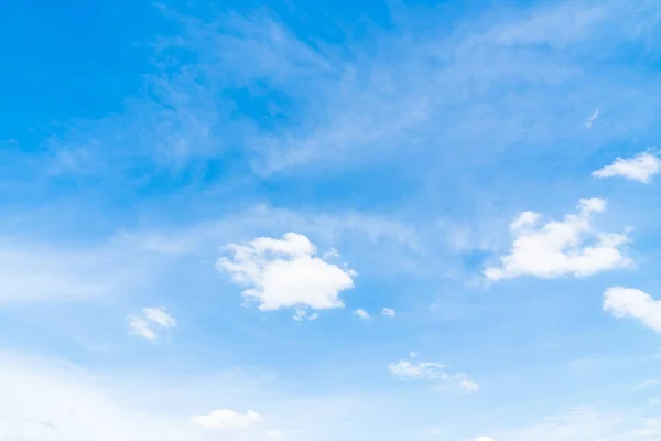 Hermosa Nube Blanca Sobre Fondo Azul Del Cielo — Foto de Stock