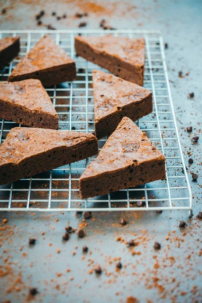 Şekerli tatlı siyah taş zemin üzerine çikolatalı kek ile