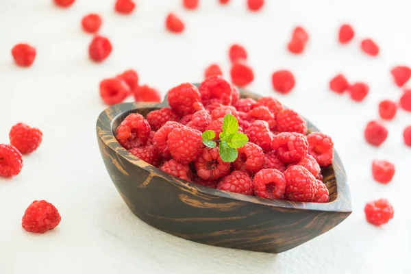 Κόκκινο Rasberries Φρούτων Ξύλινο Μπολ Στο Τραπέζι — Φωτογραφία Αρχείου