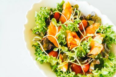 Taze sebze salatası - sağlıklı gıda tarzı ile somon füme