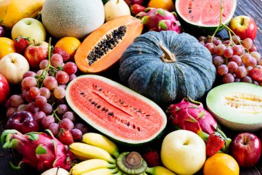 Kopya alanı - sağlıklı gıda kavramı ile ahşap arka plan üzerinde çeşitli ve karışık meyve