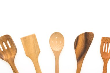 Ahşap mutfak eşyaları veya beyaz arka plan üzerinde izole mutfak gereçleri