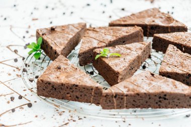 Şekerli tatlı beyaz taş zemin üzerine çikolatalı kek ile