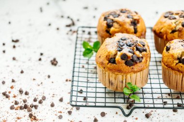 Şekerli tatlı çikolatalı taş beyaz arka plan üzerinde ile