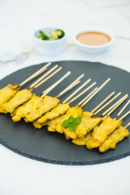 Tavuk satay soslu siyah arduvaz kaplamak üzerinde