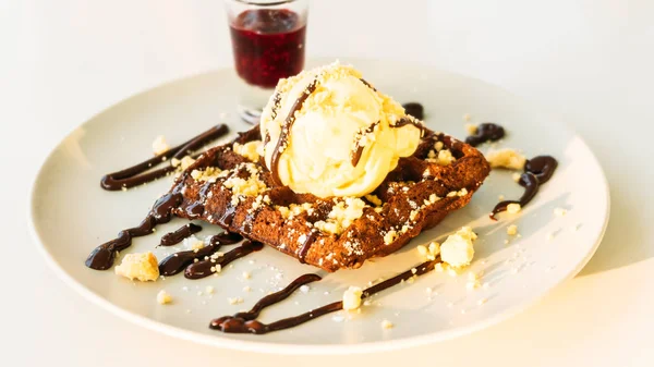 Dessert sucré Gaufre au chocolat avec crème glacée — Photo