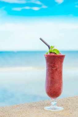 Yaban mersini düzgünleştirir cam ile deniz ve okyanus arka plan - sağlıklı gıda tarzı