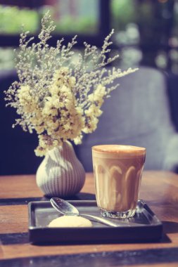 Salonu ve Cafe - Vintage filtre tablosunda sıcak latte kahve Kupası