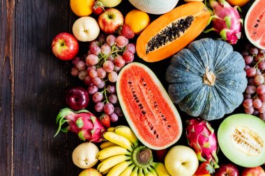 Kopya alanı - sağlıklı gıda kavramı ile ahşap arka plan üzerinde çeşitli ve karışık meyve