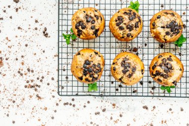 Şekerli tatlı çikolatalı taş beyaz arka plan üzerinde ile