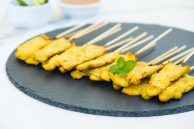 Tavuk satay soslu siyah arduvaz kaplamak üzerinde