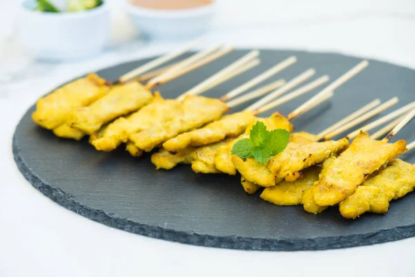 Tavuk satay soslu siyah arduvaz kaplamak üzerinde