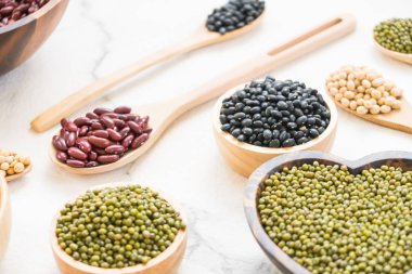 Böbrek mung siyah ve soya fasulyesi - sağlıklı ve beslenme gıda kavramı tarzı ile karışık fasulye