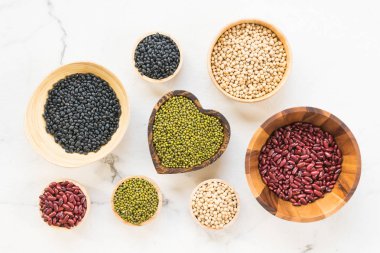 Böbrek mung siyah ve soya fasulyesi - sağlıklı ve beslenme gıda kavramı tarzı ile karışık fasulye