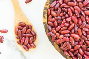 Kırmızı barbunya fasulyesi içinde ahşap kase - sağlıklı ve beslenme gıda kavramı