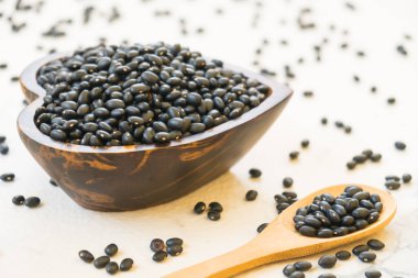 Siyah fasulye ahşap kase - sağlıklı ve beslenme gıda kavramı