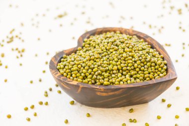 Yeşil mung fasulye ahşap kase - sağlıklı ve nutririon gıda kavramı stili