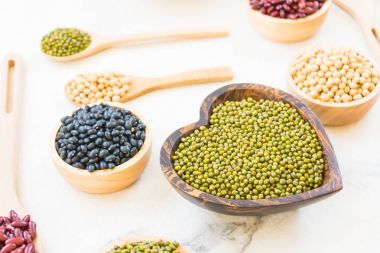 Böbrek mung siyah ve soya fasulyesi - sağlıklı ve beslenme gıda kavramı tarzı ile karışık fasulye