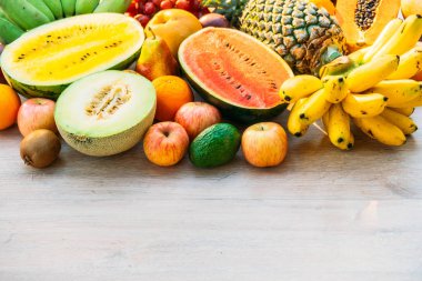 Elma muz portakal ve diğer karışık meyve