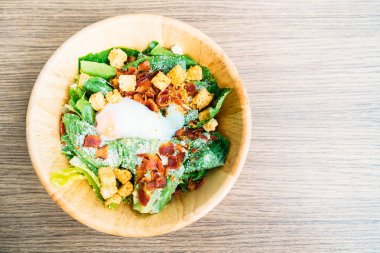 Sezar'ın sebze salatası ahşap kase - sağlıklı gıda tarzı