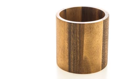 Tahta kase beyaz arka planda izole edilmiş.