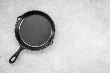 Siyah taş zemin üzerine demir pan