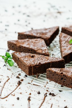 Şekerli tatlı beyaz taş zemin üzerine çikolatalı kek ile