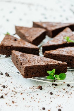 Şekerli tatlı beyaz taş zemin üzerine çikolatalı kek ile