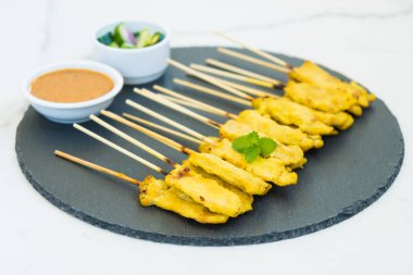 Tavuk satay soslu siyah arduvaz kaplamak üzerinde