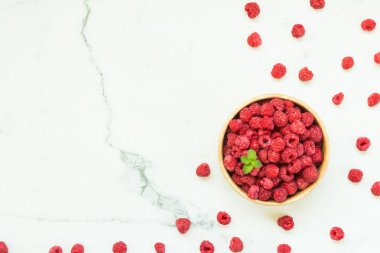 Kırmızı rasberries meyve masada ahşap kase