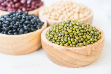 Böbrek mung siyah ve soya fasulyesi - sağlıklı ve beslenme gıda kavramı tarzı ile karışık fasulye