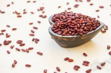 Kırmızı barbunya fasulyesi içinde ahşap kase - sağlıklı ve beslenme gıda kavramı