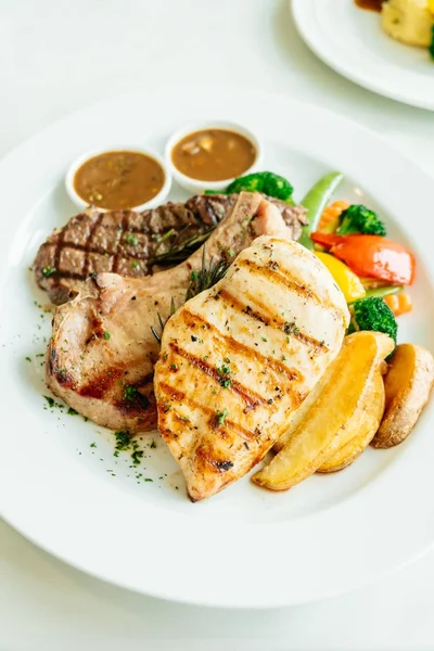 Peito de frango e costeleta de porco com carne de vaca bife e vegetal — Fotografia de Stock