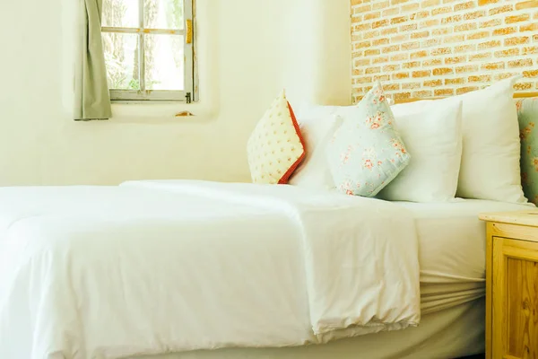 Yatak odasının iç tarafında yastık ve yatak dekorasyonu. — Stok fotoğraf