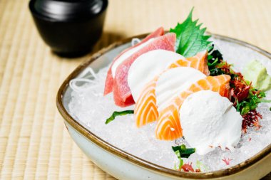 Ham ve taze sashimi somon ve ton balığı et ve peynir - Japon yemekleri tarzı ile ayarla