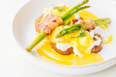 Pastırmalı yumurta benedict kuşkonmaz twist