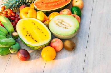 Elma muz portakal ve diğer karışık meyve