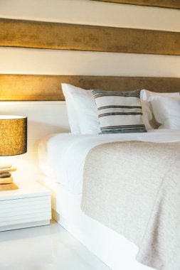 Yatak odasının iç tarafında yastık ve yatak dekorasyonu.